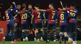 Pemain Barcelona merayakan gol ke gawang Atletico Madrid nan dicetak oleh Inigo Martinez dalam laga leg 1 semifinal Copa del Rey 2024/2025 di Estadi Olimpic Lluis Companys, Barcelona, Rabu (26/02/2025) awal hari WIB. (AP Photo/Joan Monfort)