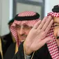 Raja Arab Saudi, Salman bin Abdulaziz saat menghadiri sesi pembukaan Dewan Syura di Riyadh. (AFP Photo / Saudi Royal Palace / Bandar Al-Jaloud)