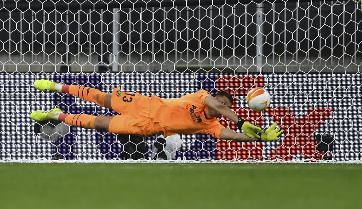 Penjaga gawang Villareal Geronimo Rulli menyelamatkan tendangan penalti kiper Manchester United David de Gea pada pertandingan final Liga Europa di Gdansk, Polandia, Kamis (27/5/2021).  Villareal menang 11-10 setelah memaksa MU bermain imbang 1-1 hingga tambahan waktu. (Adam Warzawa, Pool via AP)