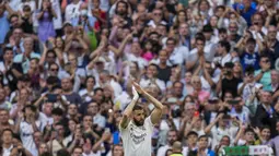 Pada pertandingan ini. Real Madrid sempat tertinggal akibat gol Oihan Sancet. Namun mampu menyamakan kedudukan berkat eksekusi penalti Benzema. (AP Photo/Bernat Armangue)