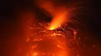 Beberapa saat setelah asteroid menabrak Bumi, gunung berapi mulai meletus dengan intensitas tak biasa dan amat kuat. (AFP)