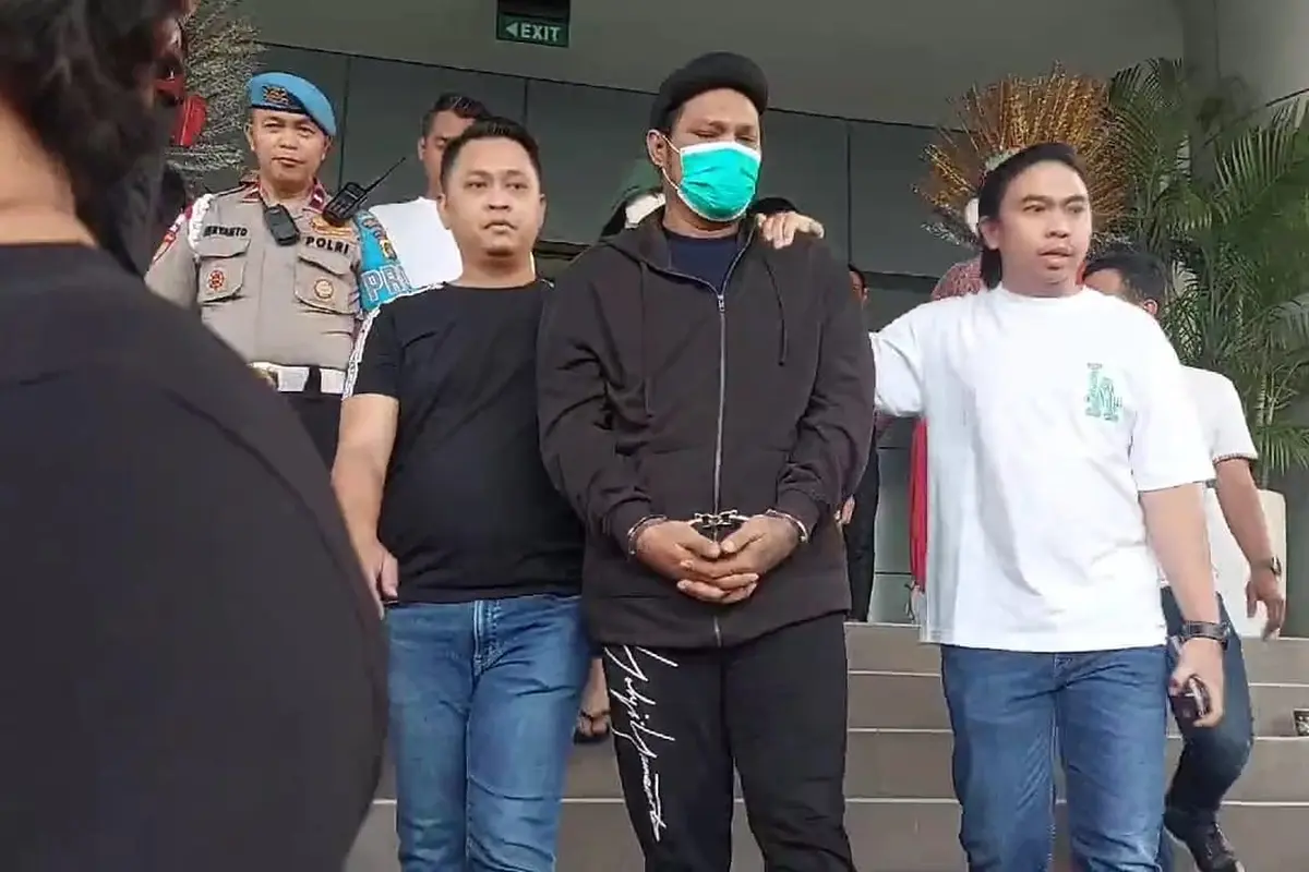 Virgoun digiring polisi keluar dari Gedung Utama Polres Metro Jakarta Barat, Jumat (21/6/2024).