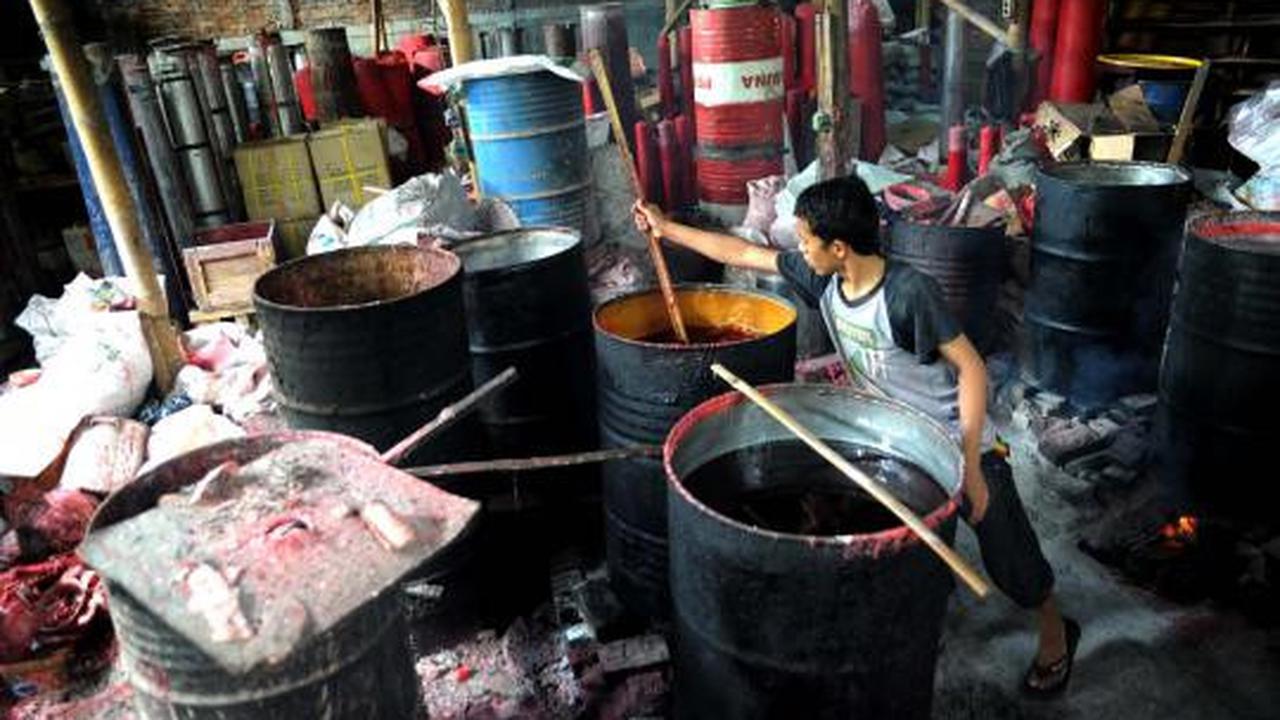 Menyambut Imlek, perajin lilin &amp; hio kebanjiran order