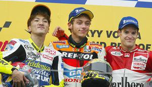 Valentino Rossi (tengah) ketika memenangkan balapan pertama era MotoGP pada tahun 2022 di Sirkuit Suzuka, Jepang. (TOSHIFUMI KITAMURA / AFP)