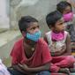 Anak-anak yang mengenakan masker sebagai pencegahan virus corona mengikuti kelas online di sebuah perkampungan kumuh di pinggiran Jammu, India, Senin, 14 Juni 2021. (AP Photo/Channi Anand)