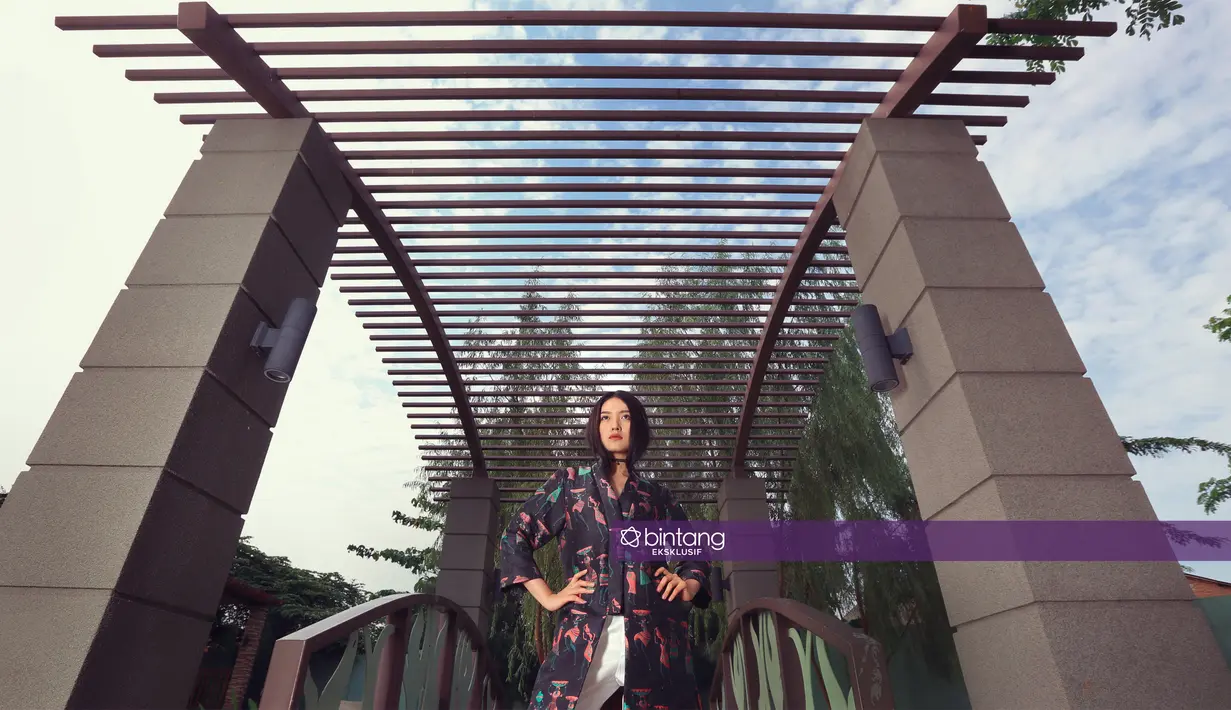 "Ya, karena jujur saja sejak zaman sekolah aku nggak kepikiran pacaran. masih hobi bersosialisasi di sekolah, aku aktif di OSIS, belajar ikut kayak lomba pidato Bahasa Inggris antar sekolah," ujar Natasha. (Bambang E. Ros/Bintang.com)