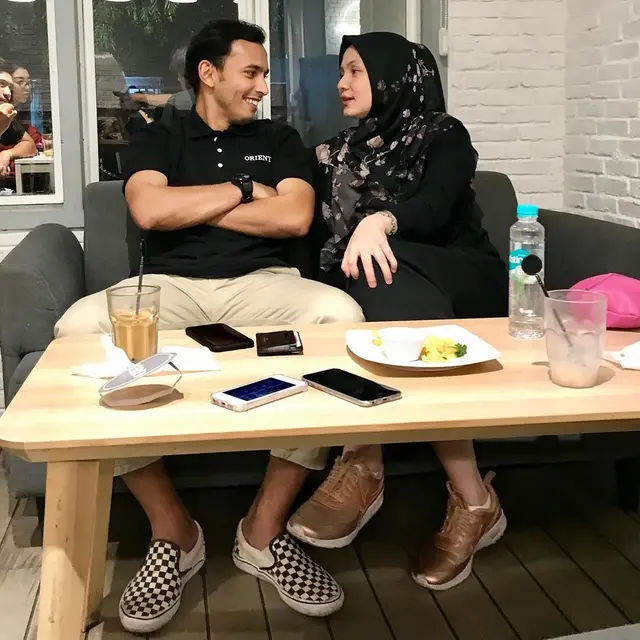 Berperan Jadi Suami Antagonis, Ini 6 Potret Kebersamaan Rifky Alhabsyi dan Istri