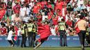 Suporter Maroko yang masuk ke dalam lapangan membuat pertandingan akhirnya terpaksa ditangguhkan selama 2 jam. Hingga laga berakhir Maroko mampu mempertahankan kemenangan dengan skor 2-1. (AP Photo/Silvia Izquierdo)