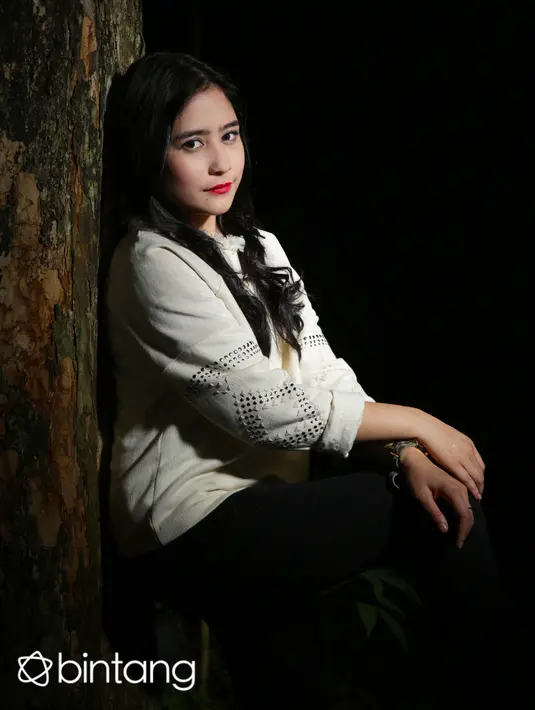 Beredarnya foto tanpa busana rekayasa yang menunjukkan dirinya ini merupakan pengalaman pertama bagi Prilly. Pemeran Ganteng-ganteng Serigala ini masih tak habis pikir ada orang yang tega seperti itu. (Galih W. Satria/Bintang.com)