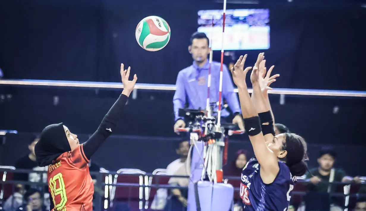Pemain Petrokimia Gresik Pupuk Indonesia, Mediol Yoku mencoba menahan spike dari pemain TNI AU Electric pada Final Four Livoli Divisi Utama 2025 yang bertempat di GOR Ki Mageti, Magetan Rabu (15/10/2025).
