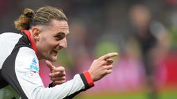 Bermain penuh selama 90 menit, Rabiot menunjukkan kualitasnya sebagai gelandang modern yang mampu berkontribusi di semua lini. Ia tidak hanya efektif dalam membantu serangan, tetapi juga disiplin dalam menjalankan tugas bertahan. (AP Photo/Luca Bruno)