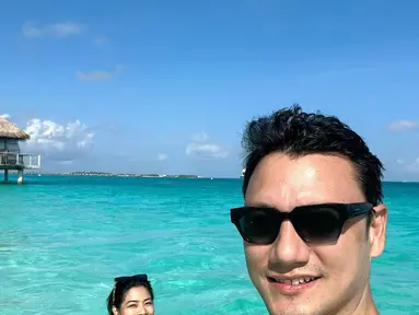 Titi Kamal dan Christian Sugiono saat berenang di pantai. "Just the two of us," tulis Titi. (Foto: Instagram titi_kamall)