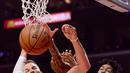 Pemain LA Clippers, Blake Griffin #32 of the LA Clippers dan pemain Lakers, Brandon Ingram #14 berebut bola pada laga NBA basketball games di Staples Center, Los Angeles, California, (27/11/2017). Clippers menang 120-115. (Harry How/Getty Images/AFP)