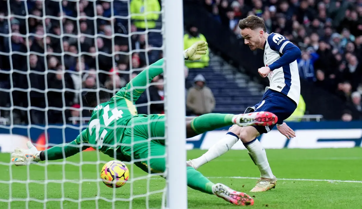Man United melepaskan 16 tembakan dengan 6 mengarah ke gawang. Sementara The Lilywhites memproduksi 20 tembakan yang 7 di antaranya tepat sasaran. (John Walton/PA via AP)