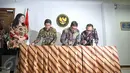 Para Menteri saat menandatangani surat keputusan bersama penetapan Libur Nasional dan Cuti Bersama tahun 2017 di Jakarta, (14/4). Jumlah Hari Libur Nasional dan Cuti Bersama tahun 2017 yaitu sebanyak 19 hari. (Liputan6.com/Faizal Fanani)