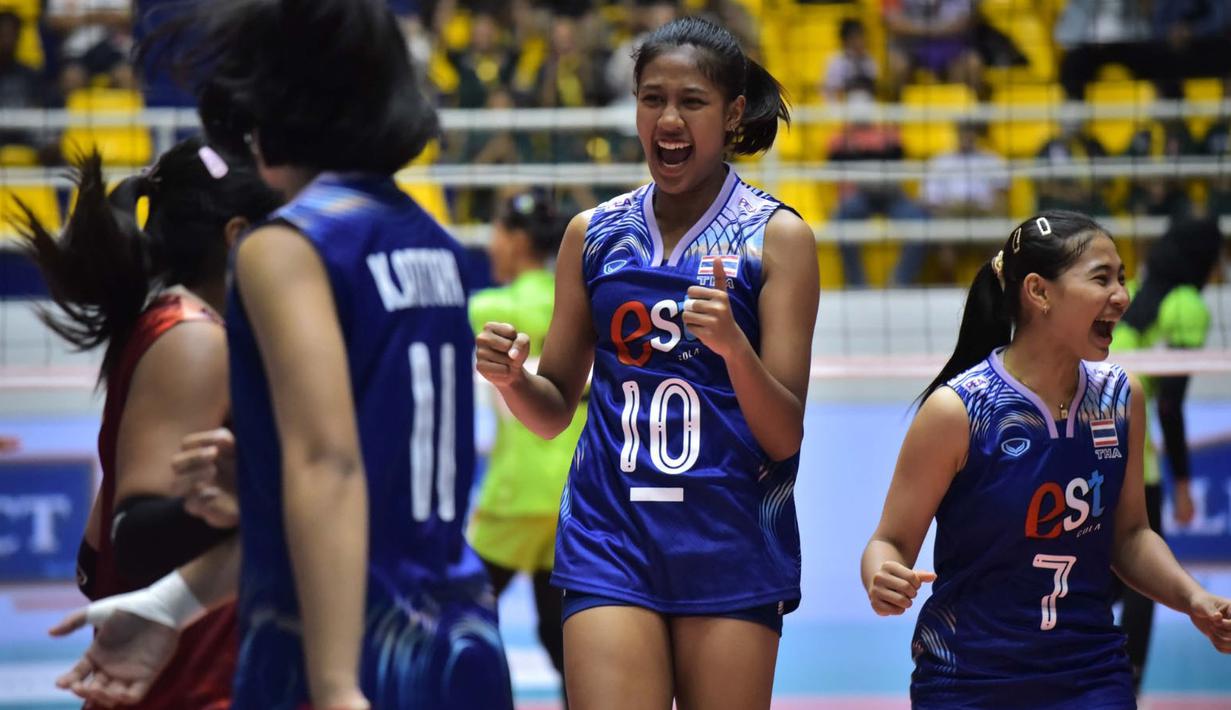 <p>Selebrasi para pemain Timnas voli putri Thailand, Sasithorn Jatta (tengah) dkk merayakan kemenangan 3-1 (25-19, 25-17, 24-26, 25-17)atas Indonesia pada laga final turnamen bola voli putri U-18 Princess Cup 2024 di Nakhom Pathon, Thailand, Kamis (13/6/2024). (Dok. PBVSI)</p>