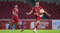 Pemain Timnas Indonesia U-22, Rizky Ridho Ramadhani mengontrol bola saat laga uji coba internasional antara Timnas Indonesia U-22 melawan Timnas Lebanon U-22 di Stadion Utama Gelora Bung Karno (SUGBK), Senayan, Jakarta, Jumat (14/04/2023). Pertandingan ini menjadi salah satu bentuk persiapan untuk SEA Games 2023 di Kamboja. (Bola.com/Bagaskara Lazuardi)