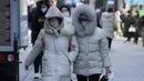 Para perempuan berjalan di jalan saat kondisi cuaca dingin di Seoul, Korea Selatan, Rabu (25/1/2023). Ribuan pelancong memadati bandara kecil di pulau Jeju Korea Selatan pada hari Rabu untuk mendapatkan penerbangan setelah penundaan karena kendala angin kencang dan salju tebal. (AP Photo/Ahn Young-joon)