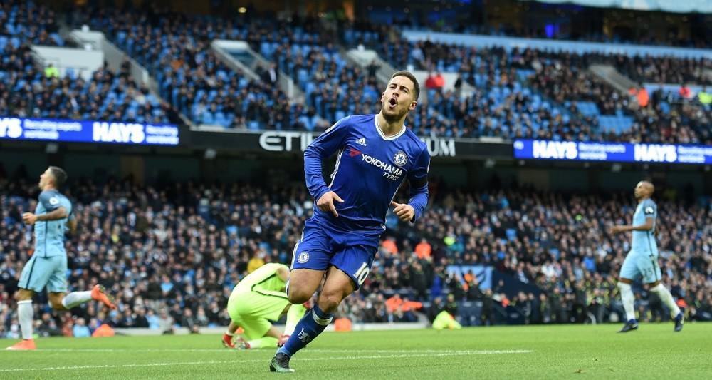 Gelandang Chelsea, Eden Hazard, usai merayakan gol ke gawang Manchester City pada pertandingan lanjutan Premier League, di Etihad Stadium, Sabtu (3/12/2016). (AFP/Paul Ellis)