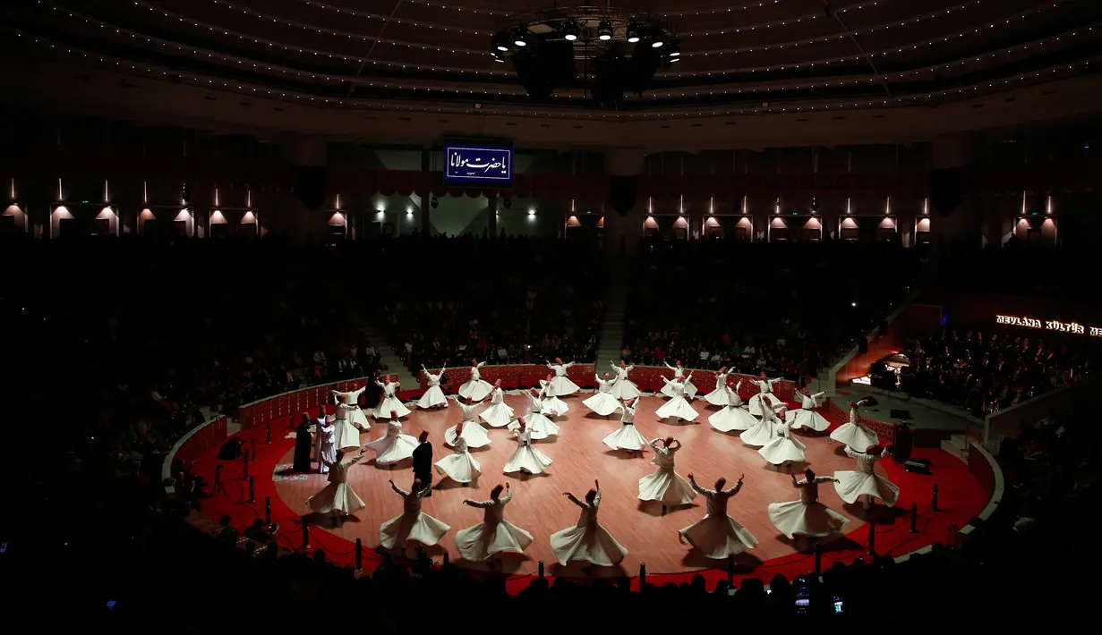 Para darwis dari ordo Mevlevi menari saat tampil dalam upacara memperingati wafatnya Jalaluddin Rumi di Sheb-i Arus, Konya, Turki, Minggu (16/12). Jalaluddin Rumi wafat 745  tahun lalu. (AP Photo/Lefteris Pitarakis)