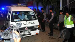 Mobil ambulans yang membawa jenazah terpidana mati Zainal Abidin keluar dari Pulau Nusakambangan, Cilacap, Jateng, Rabu (29/4/2015). Delapan terpidana mati kasus narkoba dieksekusi regu tembak di Nusakambangan pada dini hari. (Liputan6.com/Yoppy Renato)