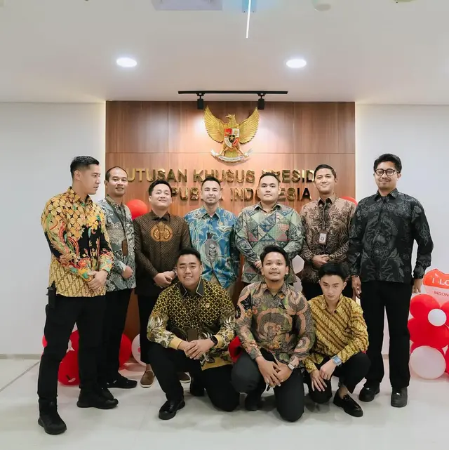 7 Potret kebersamaan Raffi Ahmad dan utusan khusus presiden, tampil kompak pakai batik jelang HUT RI