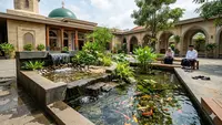 7 Ide Kolam Ikan dengan Air Mengalir di Teras Masjid yang Bikin Jamaah Betah