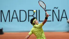 Petenis Jepang, Kei Nishikori berusaha mengmbalikan bola saat melawan petenis Prancis, Richard Gasquet pada ajang Madrid Open tournament di Caja Magica (Magic Box),  Madrid, Kamis (5/5/2016). (AFP/Javier Soriano)