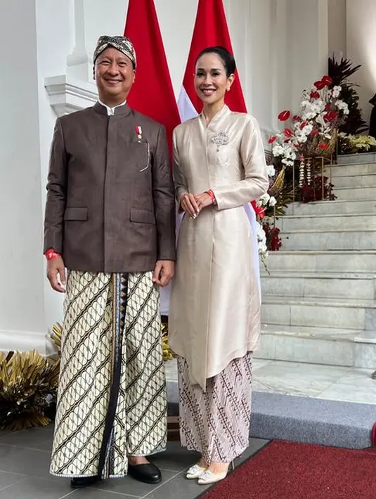 <p>Angela Tanoesoedibjo dan Loemongga Haoemasan kenakan heels dari London saat hadir di HUT ke-77 RI (instagram/angelatanoesoedibjo)</p>