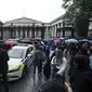 Orang-orang di depan British Museum lokasi penusukan atau penikaman pada 8 Agusutus 2023. (AP)