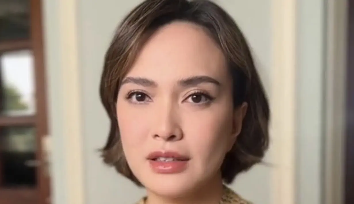 Shandy Aulia yang pilih datangkan MUA saat ingin lakukan foto KTP. [Foto: TikTok/ Nooibeauty]