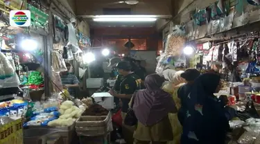 Petugas menemukan kandungan formalin dan pewarna tekstil pada makanan yang dijual di Pasar Grogol, Jakarta Barat.