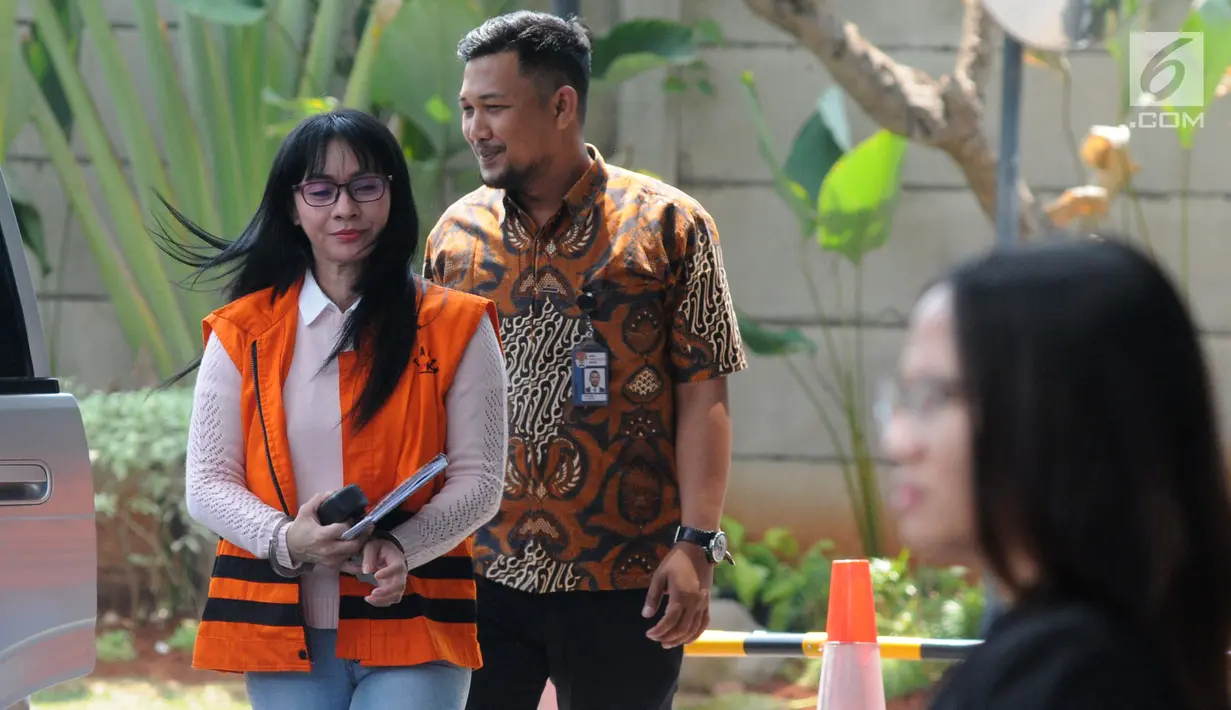 Ekspresi Bupati nonaktif Kepulauan Talaud Sri Wahyumi Maria Manalip (kiri) saat tiba di Gedung KPK, Jakarta, Selasa (20/8/2019). Sri Wahyumi diperiksa sebagai tersangka terkait dugaan suap pengadaan barang di Kabupaten Kepulauan Talaud Tahun Anggaran 2019. (merdeka.com/Dwi Narwoko)