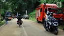 Kendaraan bermotor melintasi ruas jalan Cipanas - Cianjur yang sudah dibuka setelah terjadi longsor akibat gempa bumi di kawasan Cugenang, Cianjur, Jawa Barat, Selasa (22/11/2022). Ruas jalan Cipanas - Cianjur dibuka secara situasional karena di kawasan tersebut masih dilakukan proses evakuasi warga yang masih tertimbun longsor. (merdeka.com/Arie Basuki)