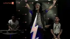Candil menyanyikan lagu Rocker Juga Manusia secara akustik di Liputan6.com