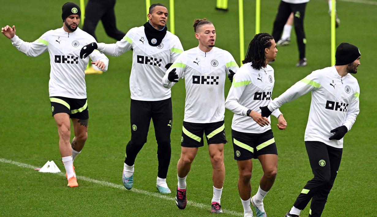 (kiri-kanan) Pemain Manchester City Kyle Walker, Swiss Manuel Akanji, Kalvin Phillips, Nathan Ake, dan Ilkay Gundogan menjalani sesi latihan tim di tempat latihan Manchester City di Manchester, Inggris, 21 Februari 2023. Manchester City akan menghadapi RB Leipzig pada pertandingan sepak bola babak 16 besar Liga Champions. (Paul ELLIS/AFP)
