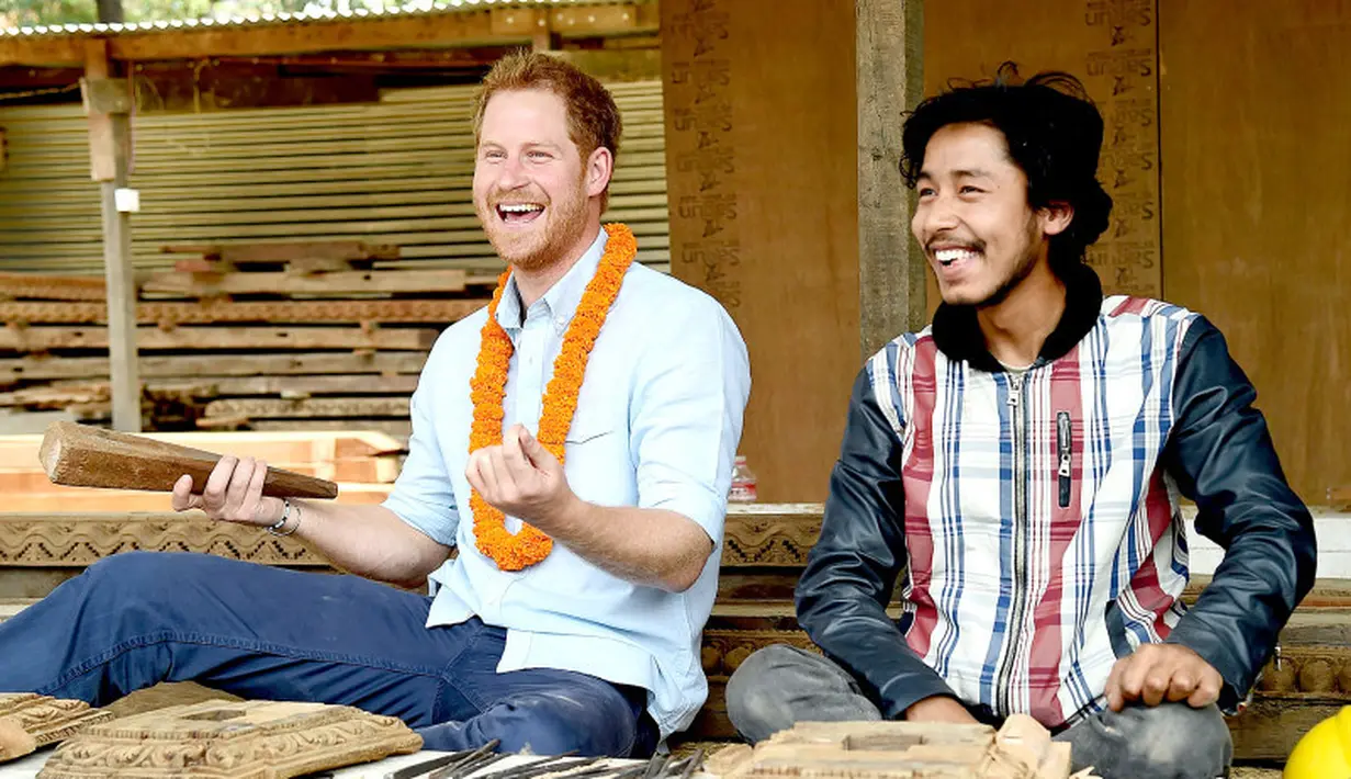 Pangeran Harry terlihat bahagia banget ya saat hadir di Kathmandu, Nepal. (Danny Martindale/WireImage)