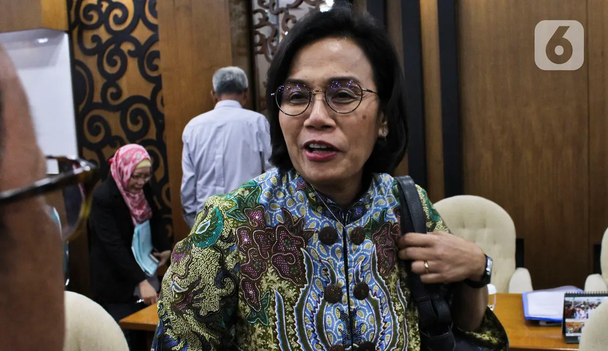 Menteri Keuangan Sri Mulyani menghadiri rapat konsultasi dengan DPR di Ruang Pansus B, Kompleks Parlemen, Jakarta, Senin (16/12). Rapat membahas program Omnibus Law dan RUU Prolegnas Prioritas tahun 2020 terkait keuangan dan perkembangan makro fiskal dan keuangan negara. (Liputan6.com/Johan Tallo)