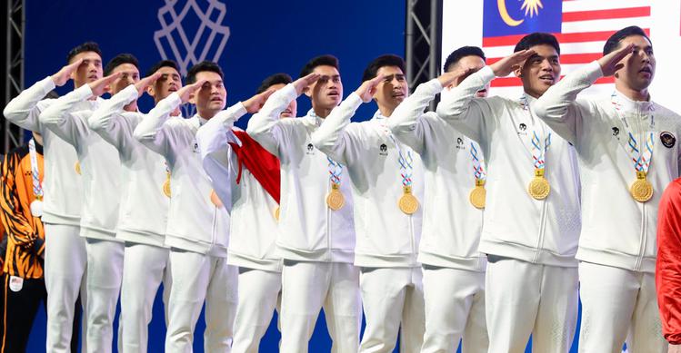 Tim Bulutangkis Putra Indonesia hormat kepada bendera merah putih pada saat berdiri di podium usai memastikan meraih medali emas di SEA Games Thailand 2025 di Gymnasium 4, Thammasat University Rangsit Campus, Pathum Thani, Rabu (10/12/2025). (Dok. PBSI)