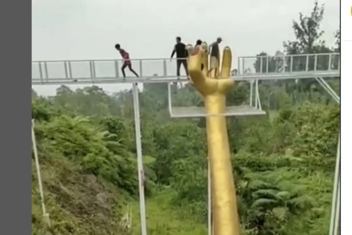 Jembatan Kaca The Geong Limpakus di Banyumas Pecah