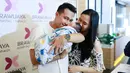 Anak ketiga Eza Gionino bernama Akshay Gionino. Akshay artinya langit, sedangkan Gionino adalah nama belakang sang aktor. (Kapanlagi.com/Muhammad Akrom Sukarya)