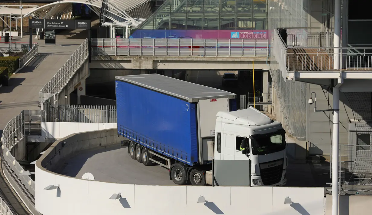 Truk pengangkut barang terlihat di luar pusat pameran ExCeL, London, Inggris (25/3/2020). Menkes Inggris Matt Hancock mengungkapkan bahwa rumah sakit sementara akan didirikan di gedung ExCeL, sebuah pusat pameran di London timur, dengan kapasitas hingga 4.000 pasien. (Xinhua/Tim Ireland)