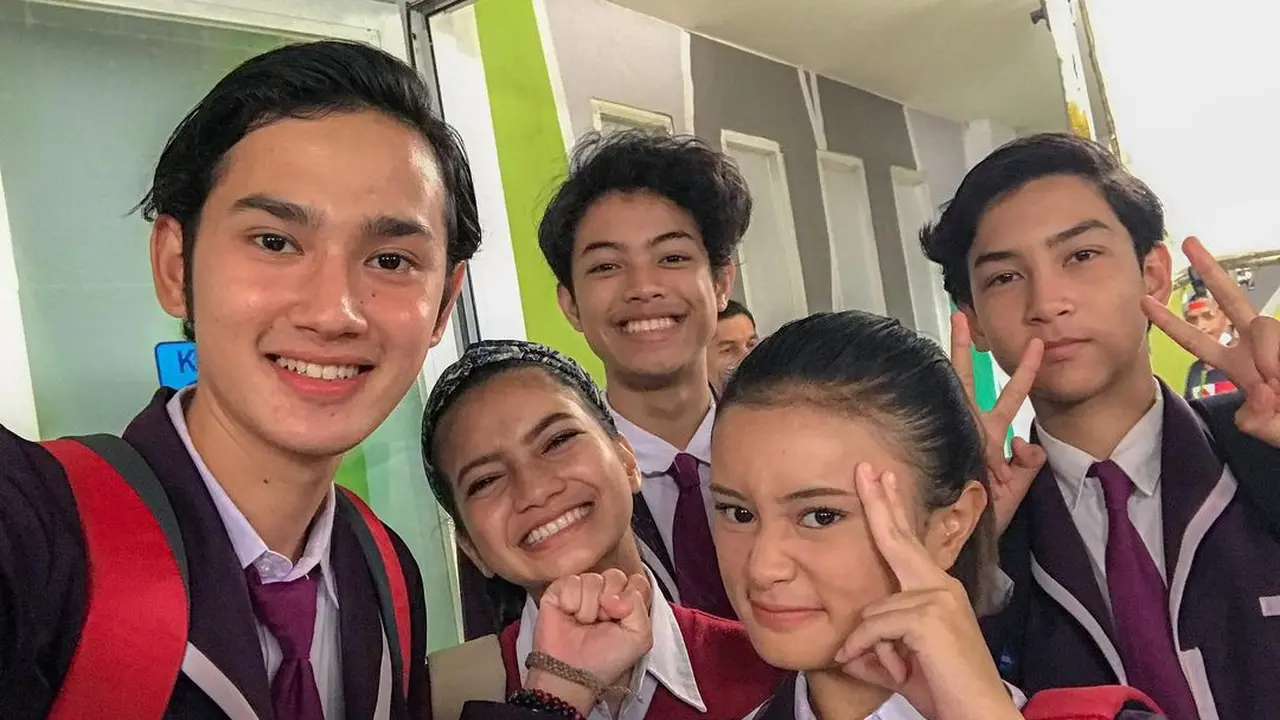 Main ‘Dari Jendela SMP’, Ini 6 Potret Liya Cewek Viral Foto KTP Cantik Bareng Pemain