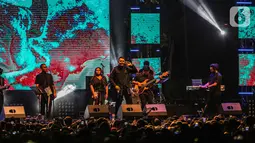 Musisi Tulus tampil pada hari kedua Synchronize Fest 2019 di Gambir Expo, Kemayoran, Jakarta, Sabtu (5/10/2019). Selain Tulus, hari kedua Synchronize Fest 2019 juga dimeriahkan oleh Superglad, Nidji, Project Pop, The Sigit, The Upstairs, dan masih banyak lagi. (Liputan6.com/Faizal Fanani)