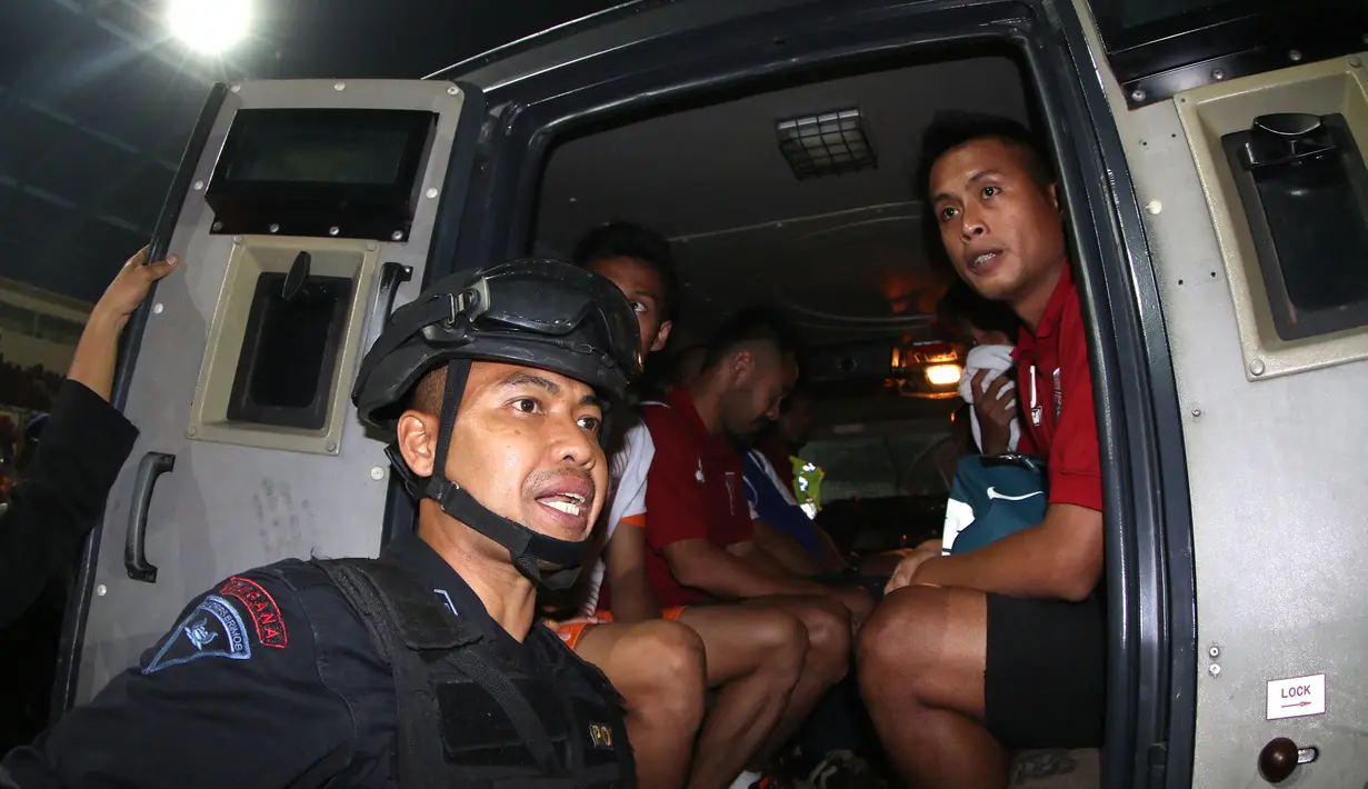 Pemain Pusamania Borneo FC naik mobil rantis polisi setelah bertanding melawan Persib dalam laga leg kedua perempatfinal Piala Presiden 2015 di Stadion Si Jalak Harupat, Bandung, Sabtu (26/9/2015). (Bola.com/Arief Bagus)