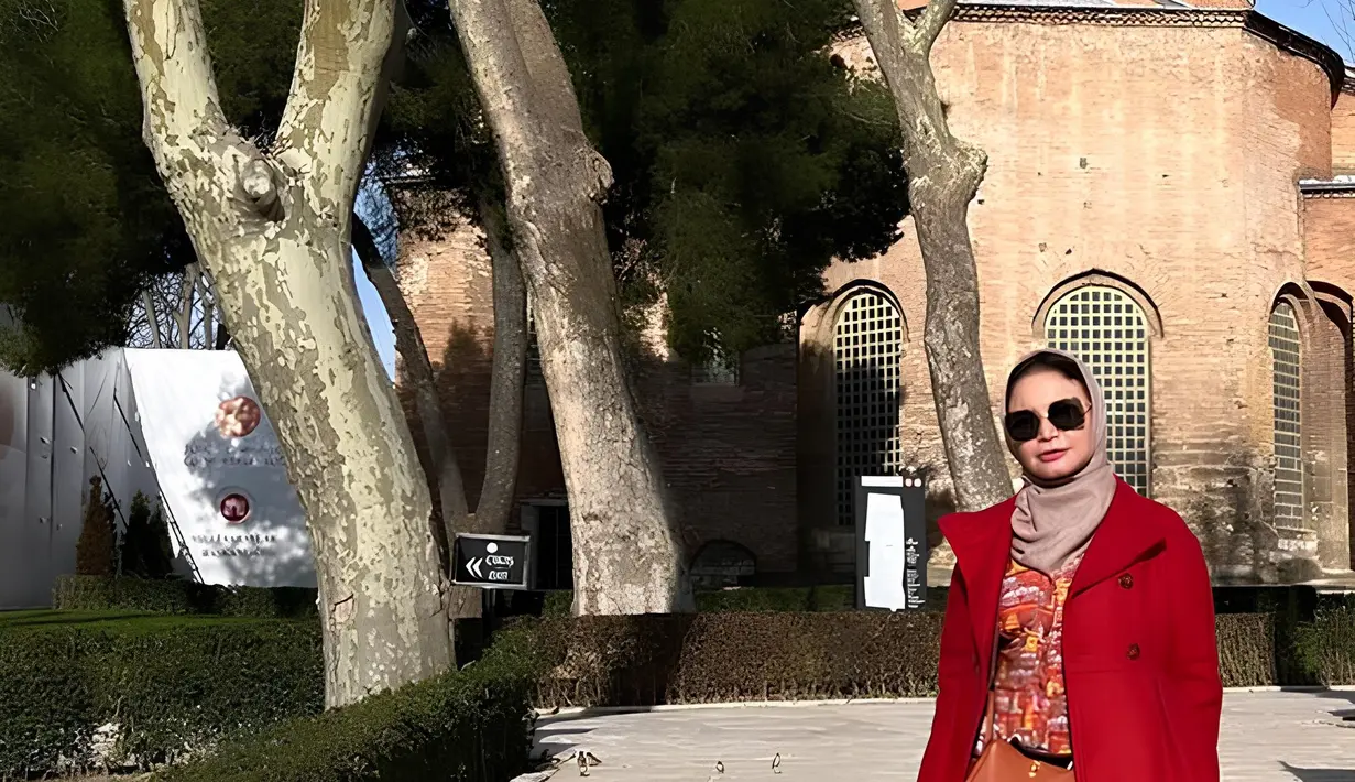 Baru-baru ini Rossa tengah berada di Turki. Rossa tampak begitu anggun dengan long dress yang dipadukan dengan coat warna merah. Dia pun ramai dipuji cantik dengan jilbab warna abu-abu. (Liputan6.com/IG/@itsrossa910)