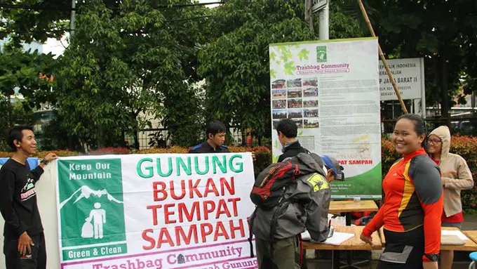 Mereka Lebih Dulu Bersihkan Sampah di Gunung Ketimbang Bule