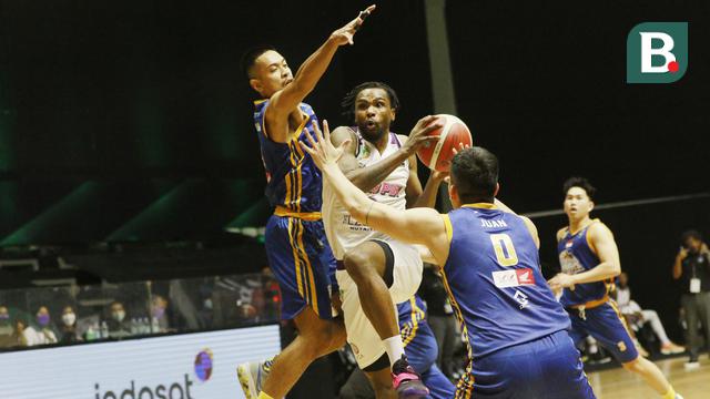 Foto: Terlalu Digdaya, Satria Muda Pertamina Gilas Rans PIK Basketball di IBL 2022