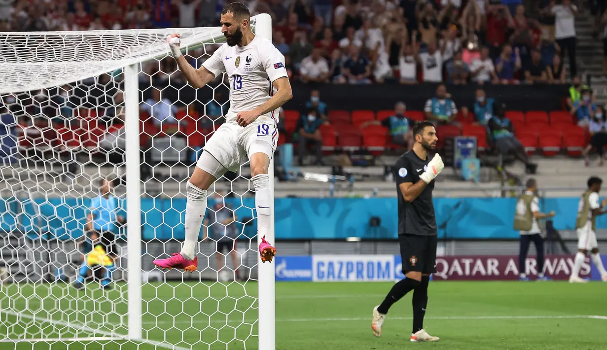 Keunggulan Portugal tak bertahan lama ketika Prancis juga mendapatkan hadiah pinalti akibat Smedo dianggap menjatuhkan Mbappe di menit ke-45. Karim Benzema maju menjadi eksekutor dan berhasil mengecoh Rui Patricio. Skor berubah menjadi 1-1 hingga akhir babak pertama. (Foto: AFP/Pool/Bernadett Szabo)
