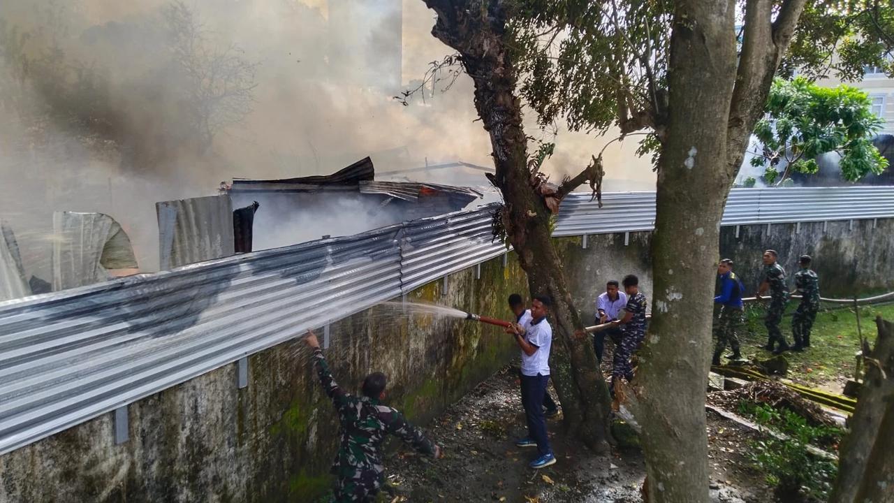 FOTO: Prajurit TNI AL Bantu Pemadaman Kebakaran Permukiman di Manado